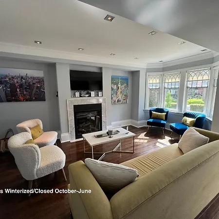 Leaside Rental With Great Backyard & Pool